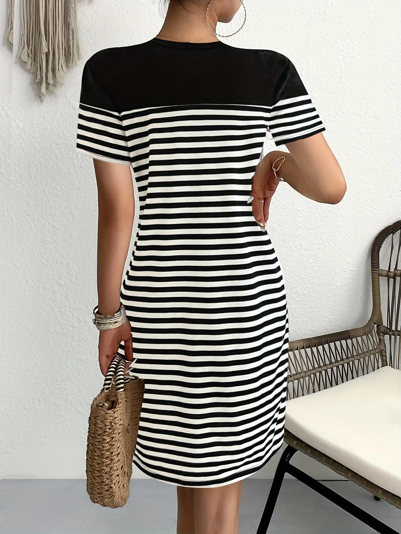 Hot-selling casual fashion round-neck black and white striped short-sleeved color-blocked T-shirt dress knitted dress for women