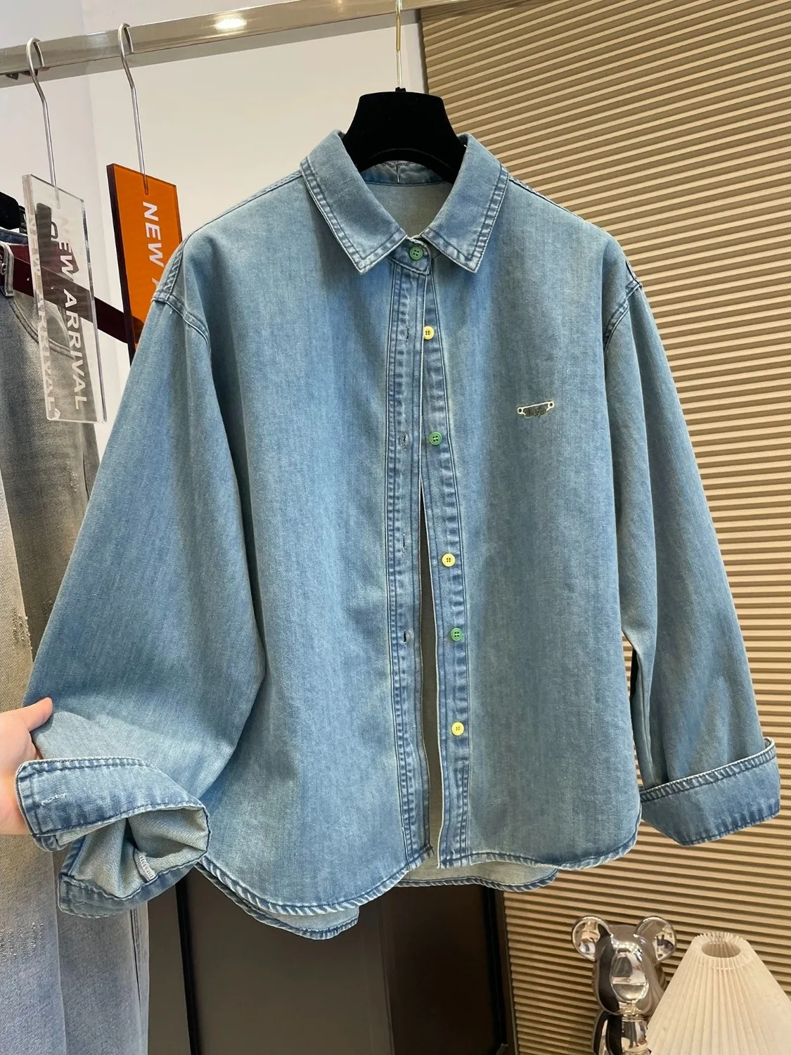 

Свободный крой, длинный джинсовый светильник на одной пуговице, женская весна 2026, новинка, простой универсальный корейский дизайн с воротником