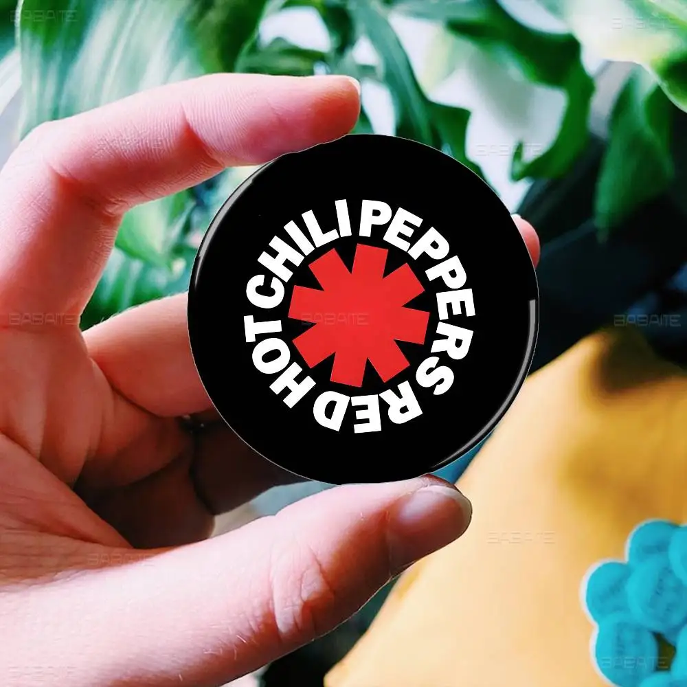 شعبية روك باند R-الأحمر الساخن C-فلفل الحار P-فلفل الإبداعية دبابيس مضحك جولة المفاجئة في بروش شارة ظهره قبعة اكسسوارات مجوهرات