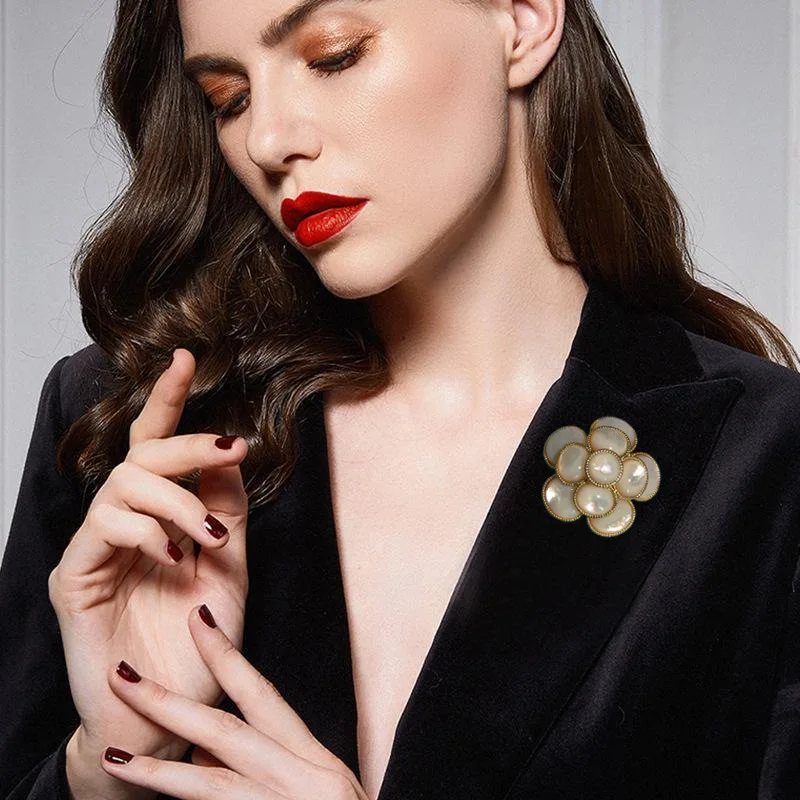 

French natural Fritillaria camellia sweater brooch upscale women's new corsage coat pin small fragrant suit accessories