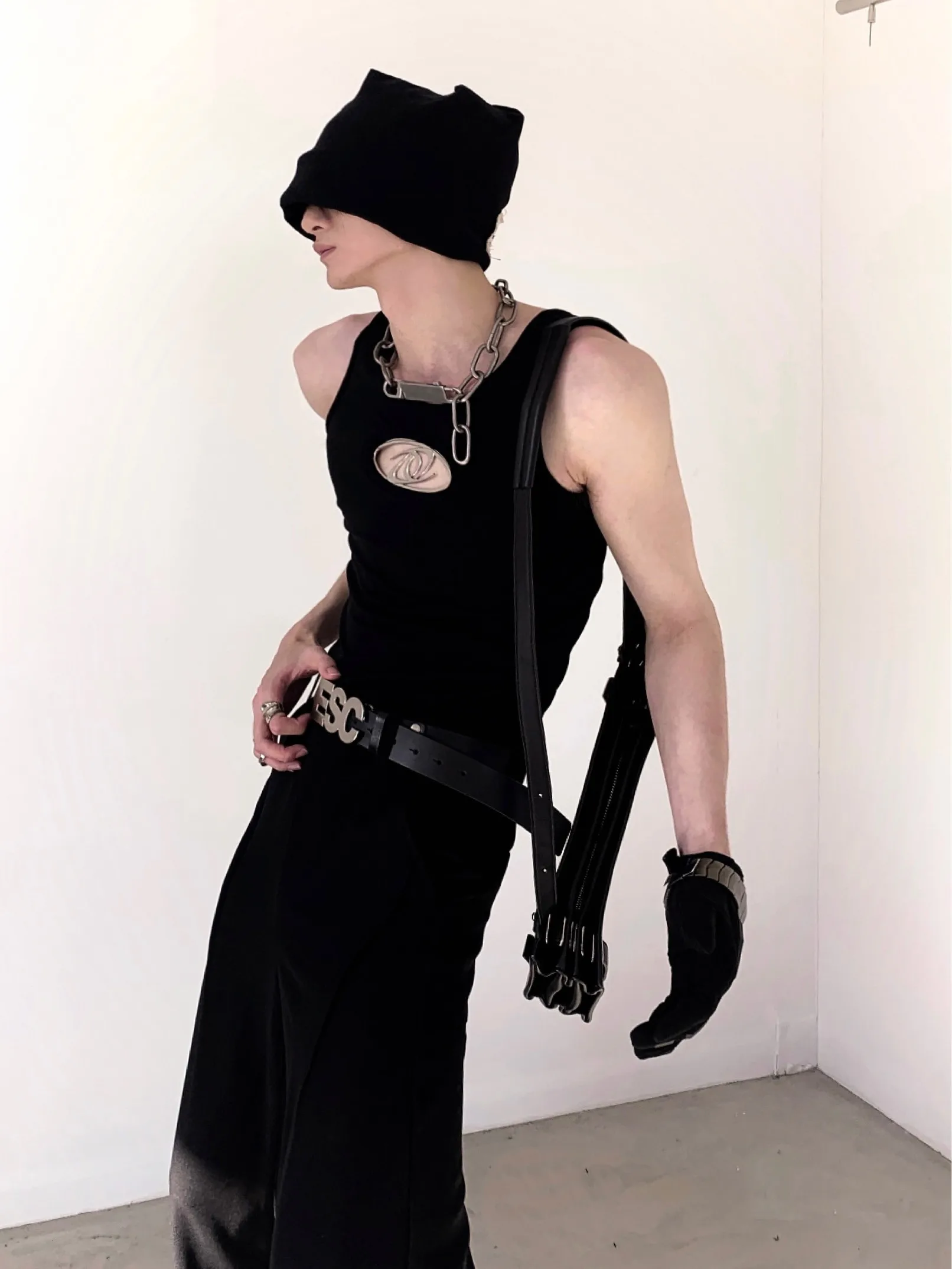 

Youth Fashion Metal Design Hollow out Slim Fit Sleeveless T-Shirt Hot Brother Vest Black Tight Old Man Shirt Summer Casual Wear