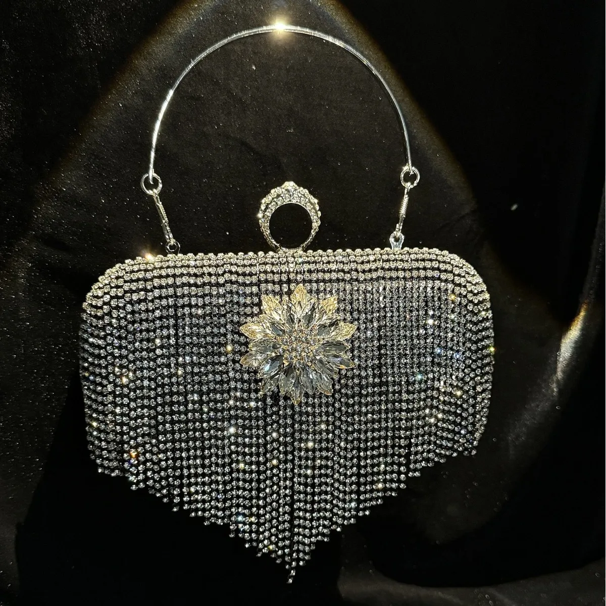 

2024 New Luxury Full Diamond Rhinestone Clutch Bag Bar Banquet Evening Bag Xiaoxiangfeng Tassel Oblique Cross Dinner Bag