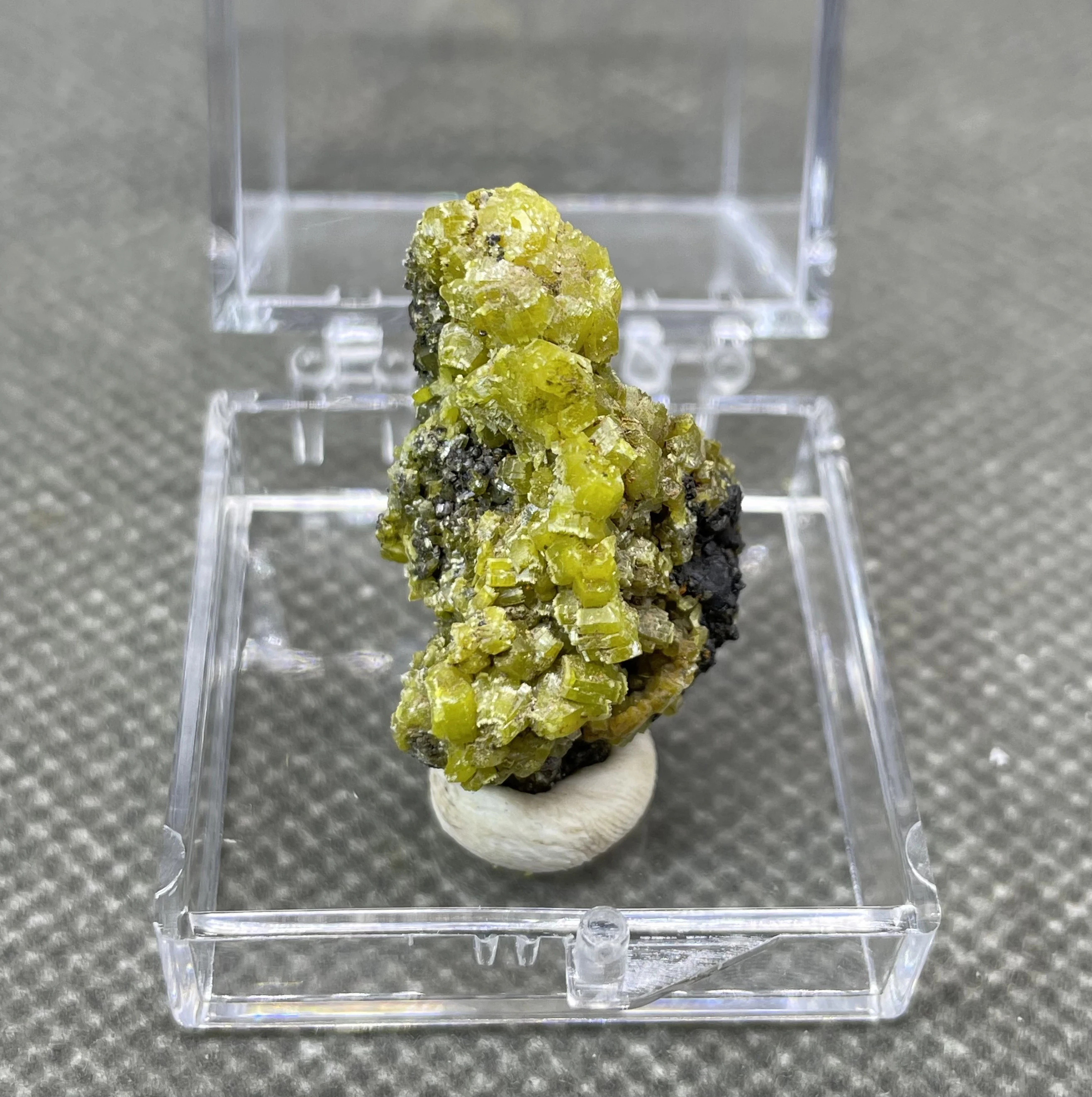 NEW! 100% Natural Pyromorphite mineral specimen stones and crystals collection gemstones quartz (box size 3.4 cm)