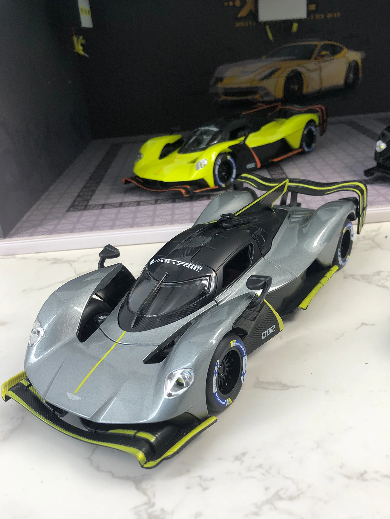 Modèle de voiture Valkyrie en alliage de zinc de simulation 1: 24, ornement statique, voiture cadeau de collection en métal