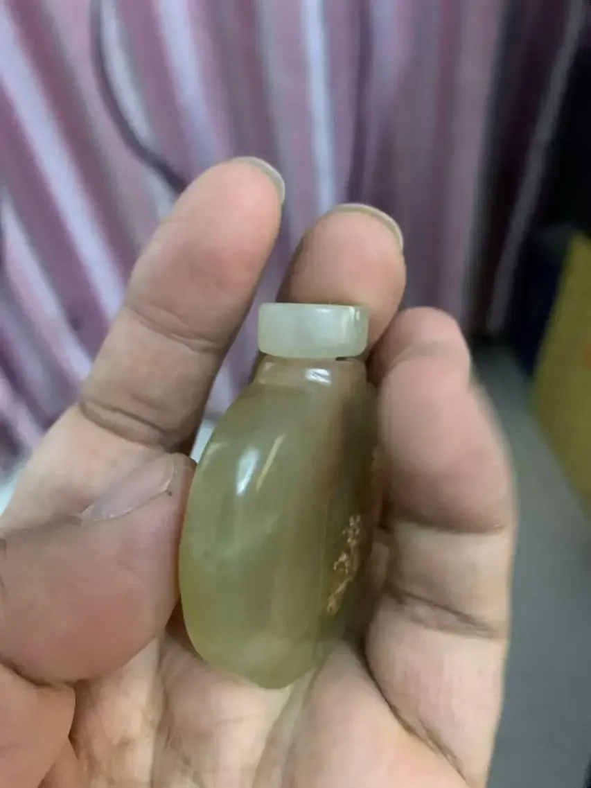 Rare Qing Dynasty  CHINESE Old He tian jade caved SNUFF BOTTLE