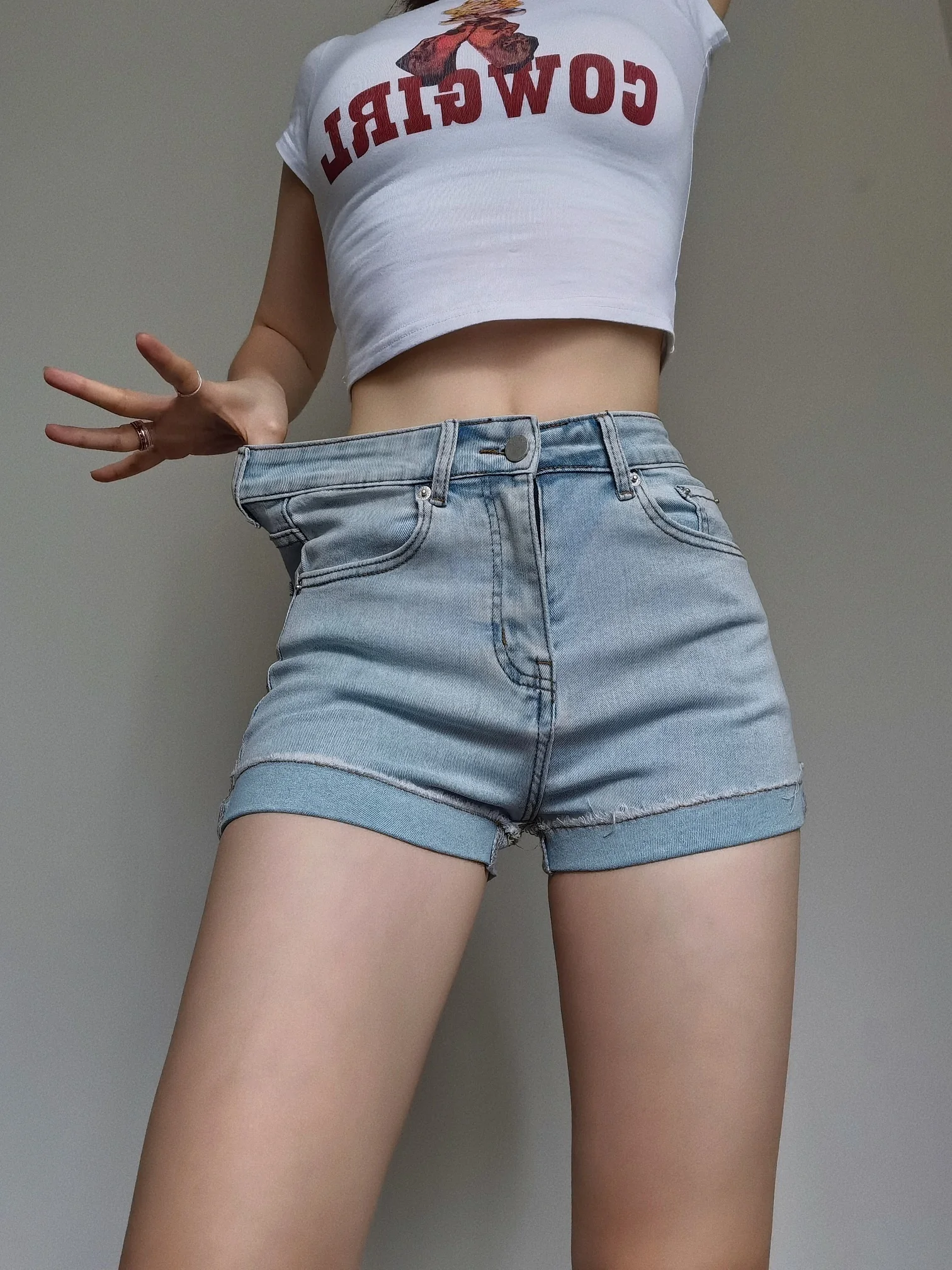 

American Style Spicy Girl High Waisted Denim Shorts Women's 2024 Summer New Elastic Wrap Hip Long Rolled Edges Slim Shorts D473