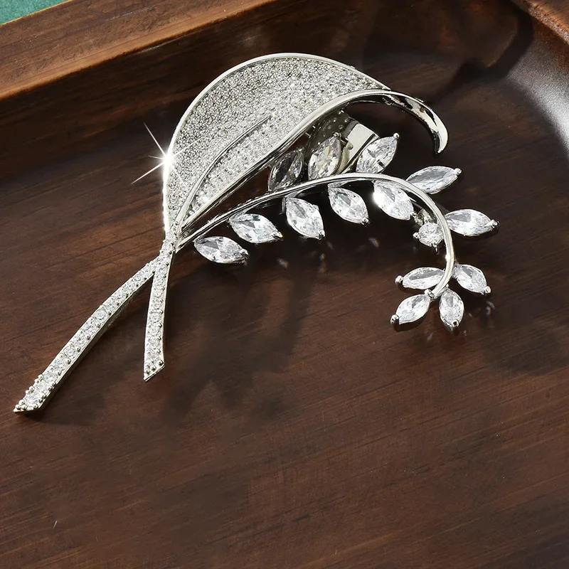 

High-end classic micro-inlaid zircon green gradient ginkgo leaf brooch, elegant Lady Ye pin