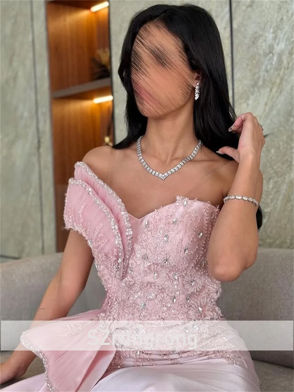 Elegante vestido de fiesta formal sin espalda con cuentas de satén sin mangas y cuentas de cristal vestido de noche largo fruncido con tren de barrido personalizado