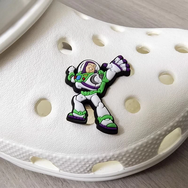 MINISO لعبة قصة سلسلة الطنانة وودي قصب لوتسو جيسي الأجانب الأحذية السحر اكسسوارات صالح تسد الصنادل حذاء للحديقة الديكور