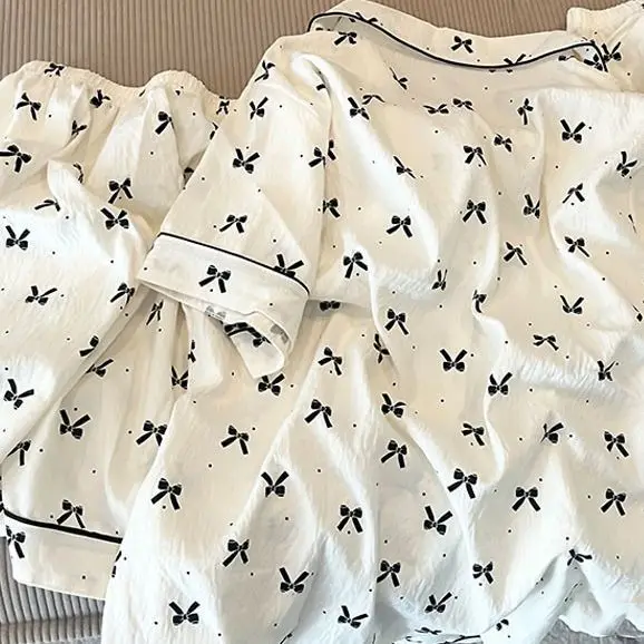 طقم بيجامة نسائي صيفي بتفاصيل فيونكة من Hello Kitty شورت قصير الأكمام مطبوع عليه رسوم كارتونية ملابس مريحة للاستلقاء ملابس منزلية جاهزة للاستخدام في الهواء الطلق