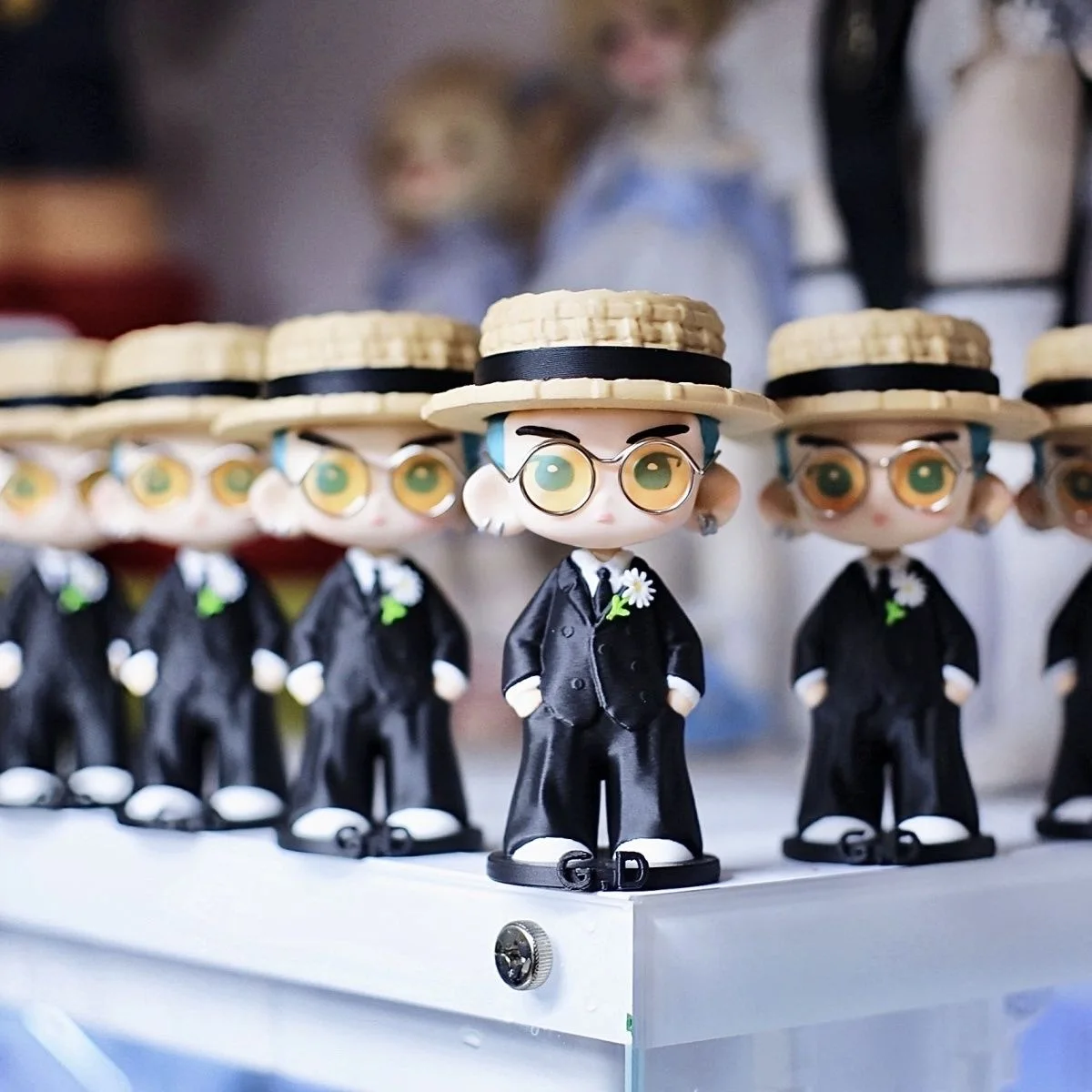 11cm Śliczna figurka G-Dragons Model Słomkowy kapelusz Okulary przeciwsłoneczne Styl garnituru PVC Figurka akcji Statuetka malarza Modle Lalka Zabawka Dla fanów Prezent