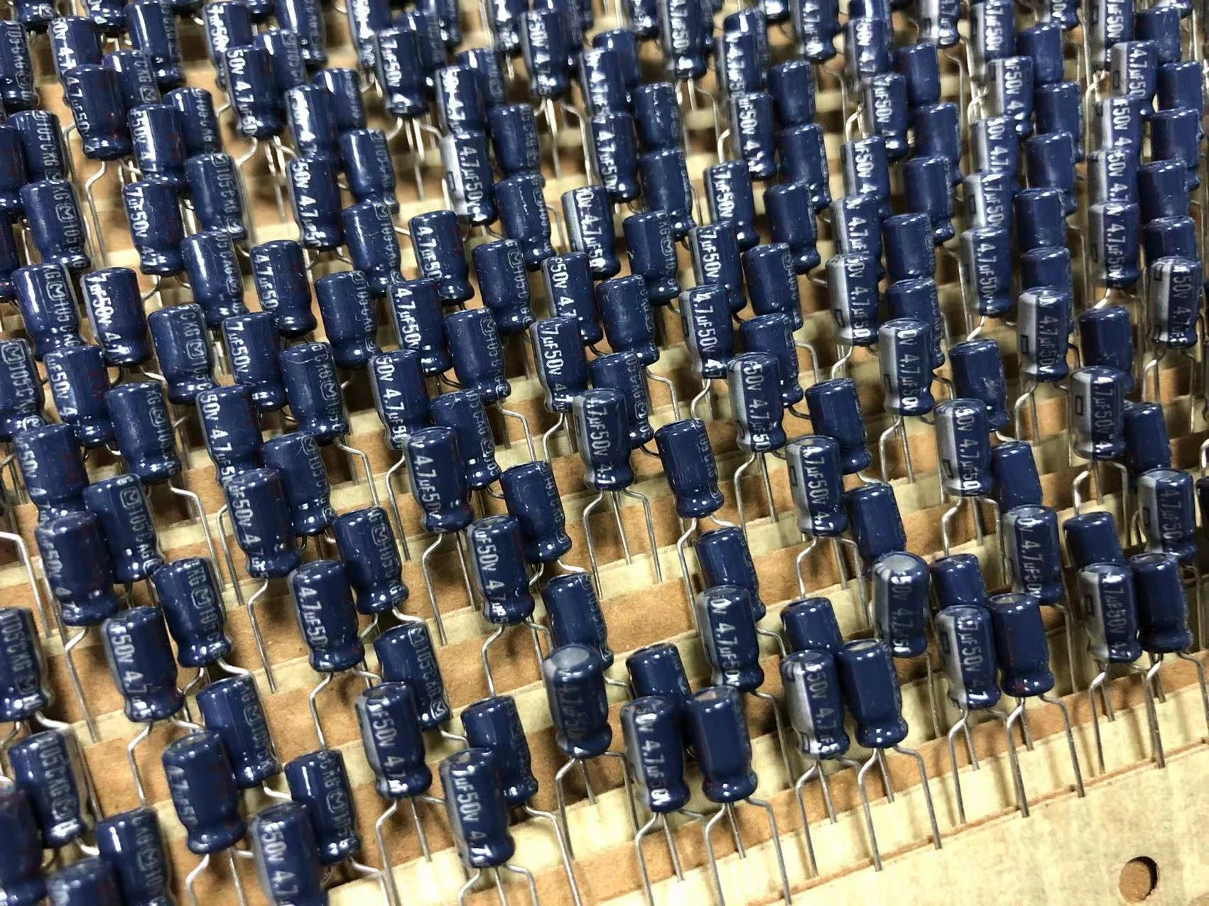 

2023 оригинальный новый 4,7 UF 50V Japan Matsushita конденсатор лихорадки 50V4.7UF 4*7 kg Golden word audio filter