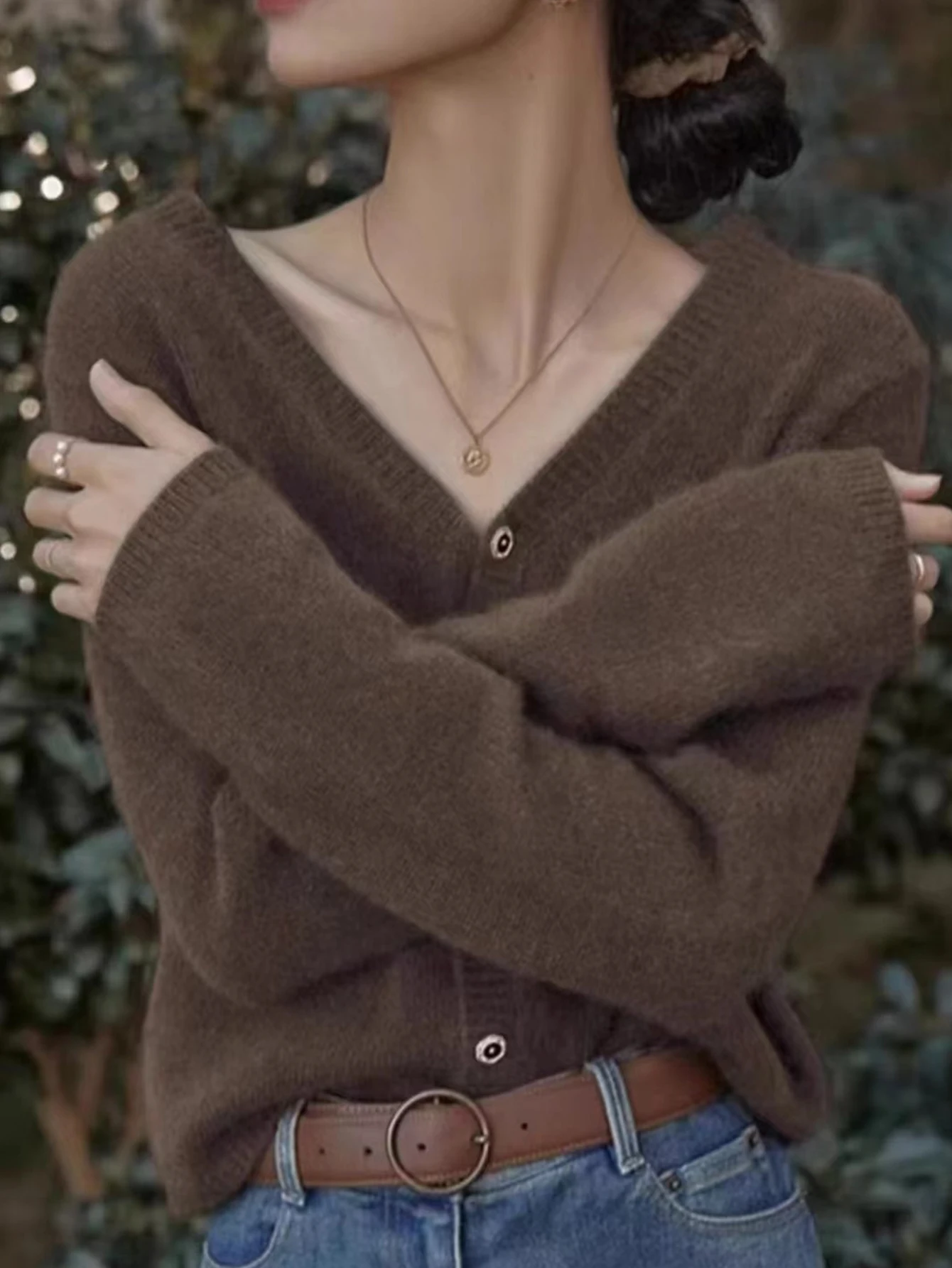 Damski sweter rozpinany z okrągłym dekoltem, dzianina, dopasowany krój, długi rękaw, prosty krój, bez ozdób.