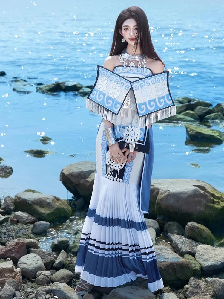 

A hand-embroidered strapless long dress with tassels on the shoulder and personalized necklace for photography