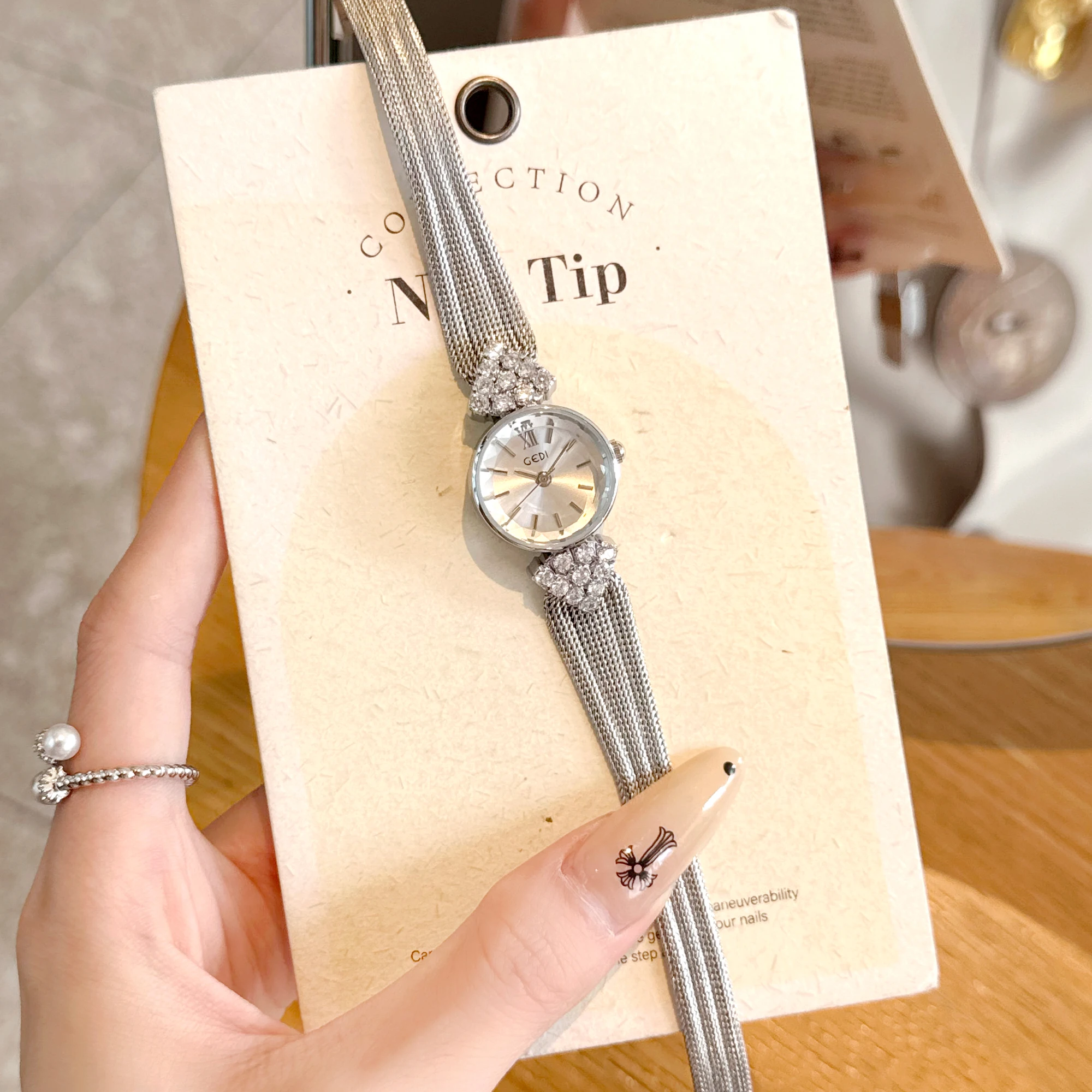 New Luxury Fashion Diamond Quartz Woman Watches Retro-Style Timepiece Precious Metal Gold-Plated Small Dial Watch With Gift