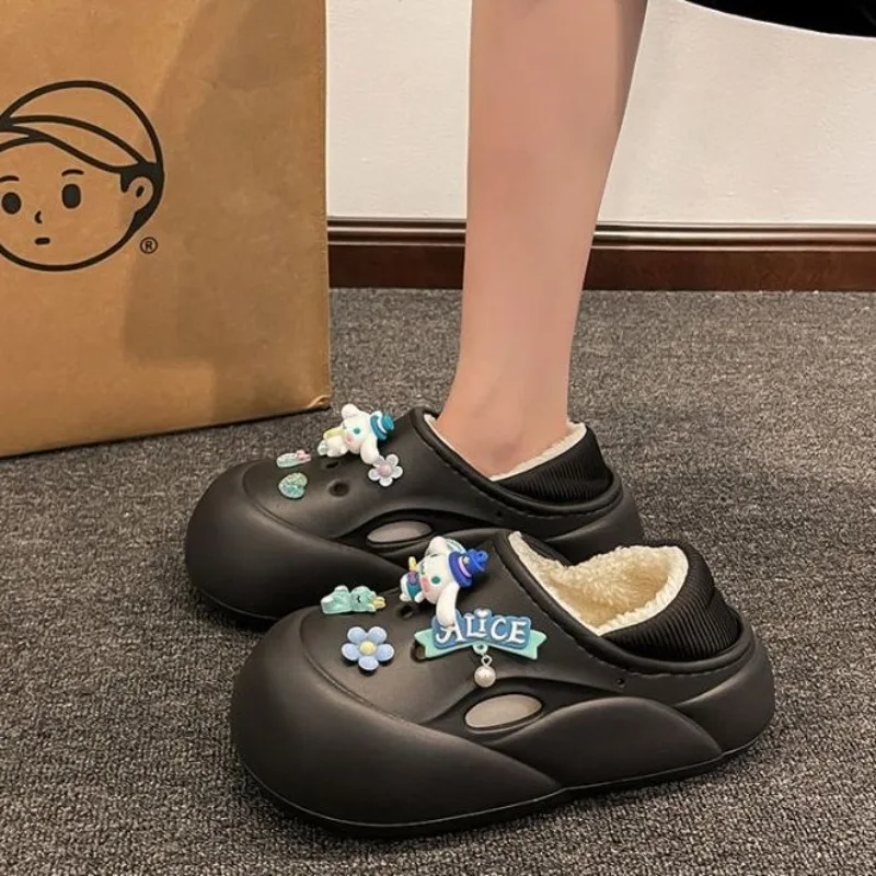 การ์ตูน Sanrio Cinnamoroll ผู้หญิงน่ารักฤดูหนาวใหม่บ้านในร่ม Plus กํามะหยี่อบอุ่นลื่นสวมใส่กระเป๋าส้นรองเท้าแตะผ้าฝ้าย