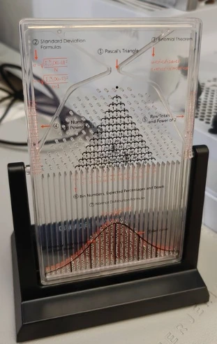 modele-scientifique-de-planche-de-galton-a-distribution-normale-ornement-decoratif-cadeau-de-decompression-pour-les-passionnes-de-probabilites-mathematiques-pour-bureau