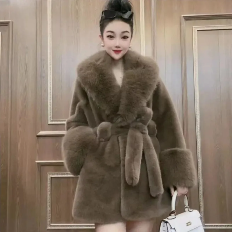 

Новая толстая теплая и модная шуба с большим воротником и затягивающейся талией, состоящая из смеси легкой роскоши.