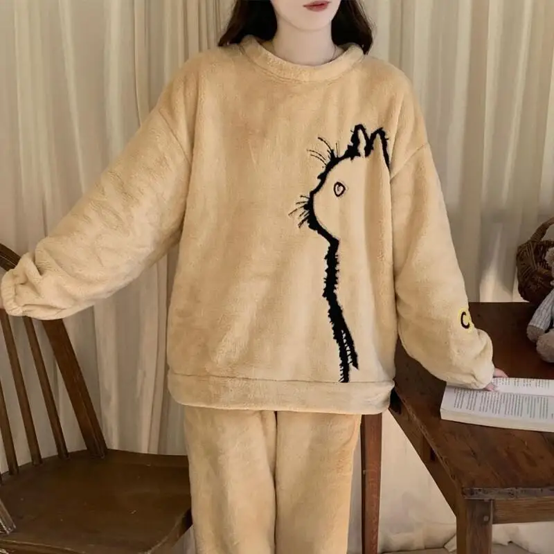 Pijamas de franela para mujer, nuevo modelo de otoño e invierno, bonito traje, ropa de dormir cómoda, ropa de casa gruesa con forro polar coral