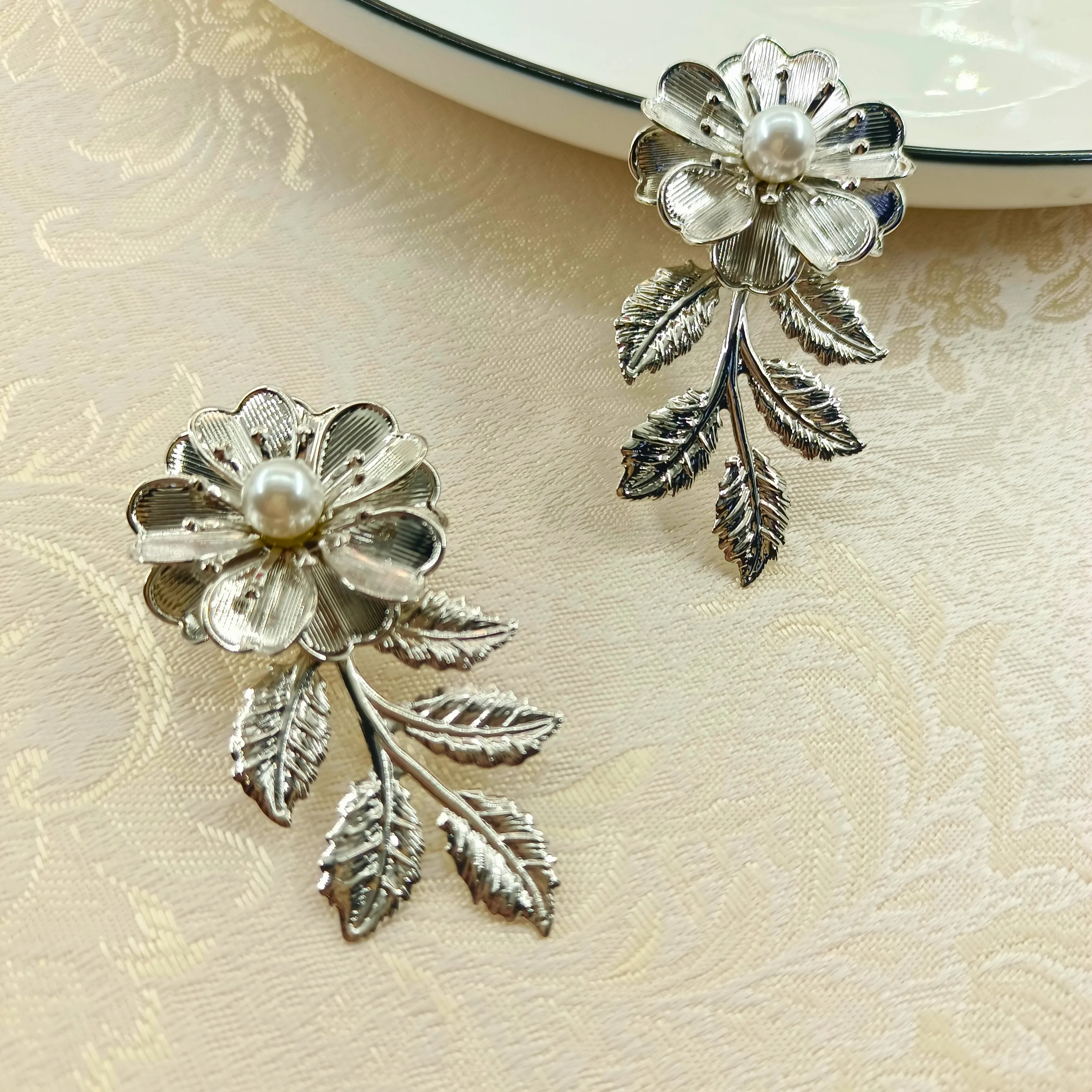 أقراط على شكل زهرة وأوراق شجر للنساء إكسسوارات مجوهرات أذن عصرية بسيطة رائجة البيع هدية للحفلات 2024 نمط جديد