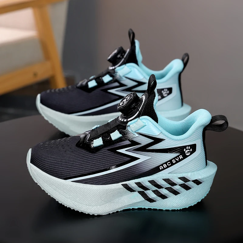 

Пара детских спортивных кроссовок с дышащим сетчатым верхом и удобной поворотной застежкой для легкого надевания и снятия CW-8902