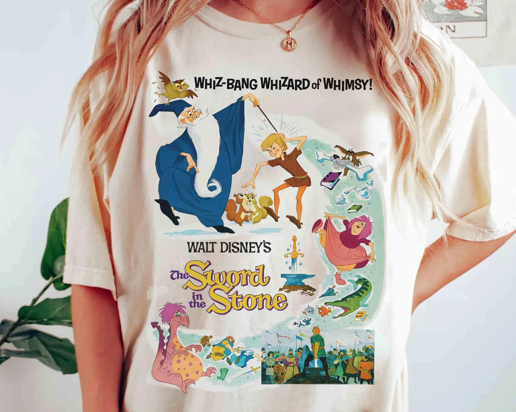 قميص ديزني سيف إن ذا ستون كوميك ملصق ريترو ديزني آرثر ميرلين، السيدة. الجنون، ميم تي شيرت، ديزني عائلة عطلة السفر