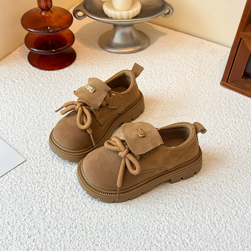 

Новая детская обувь весны/лета 202, повседневная обувь на металлической декоративной мягкой подошве для девочек, модный и женский стиль