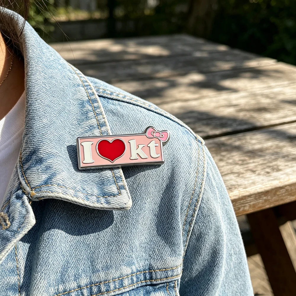 Niedliche Emaille-Pins „I Love KT“-Broschen, rosa Schleife, rotes Herz, Metall-Abzeichen, Anstecknadel für Rucksack, Jeansjacke, Geschenk – Detail 9
