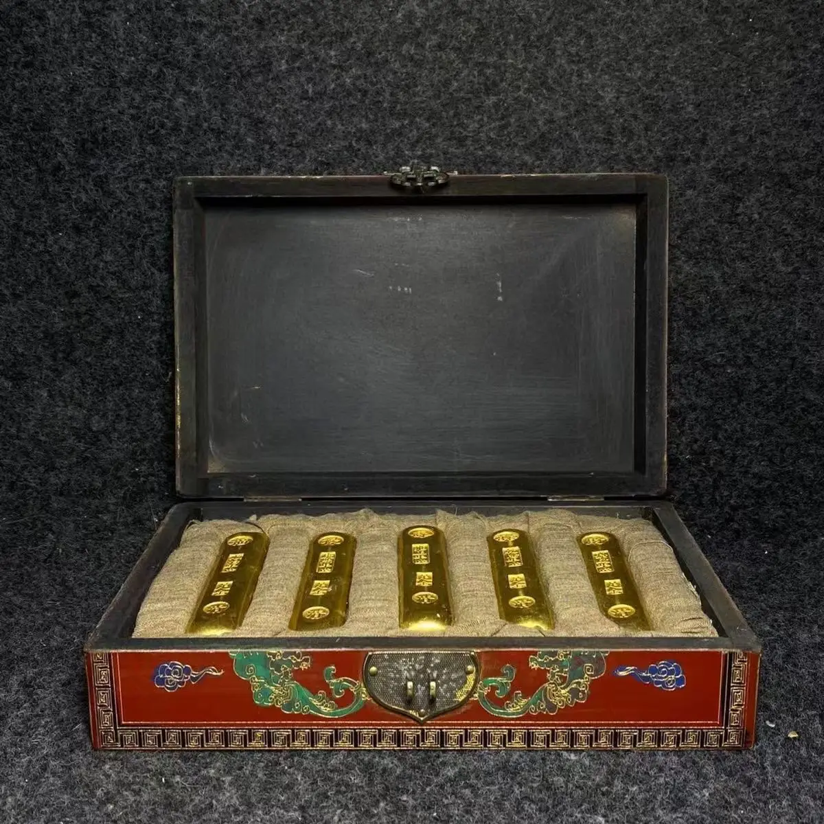 Antique collectibles Daqing dry system imperial gift lacquer box containing treasured gold bars and old objects gold ingots