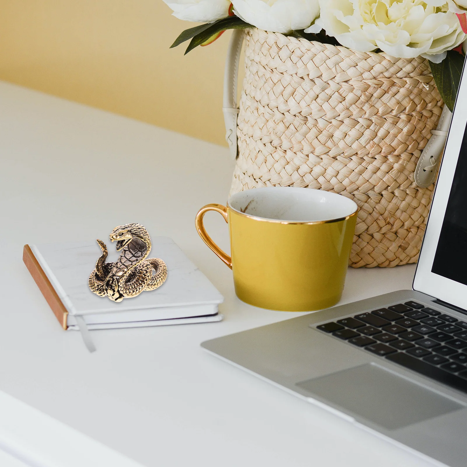 

1Pcs Brass Snake Sculpture Creative Cobra Statue Desktop Adornment Tea Pet Craft Home Decoration Living Room Bar Study Ornament