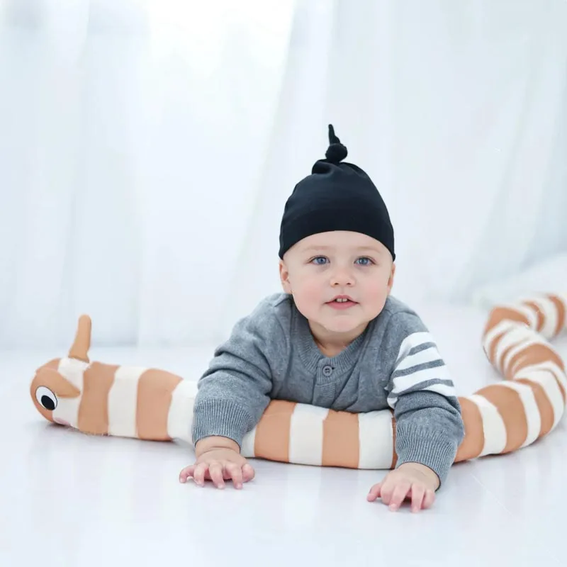 2025 Ins محبوك كاتربيلر وسادة طويلة بار الطفل مهدئا وسادة نوم غرفة الأطفال السرير الجدار الديكور دمية