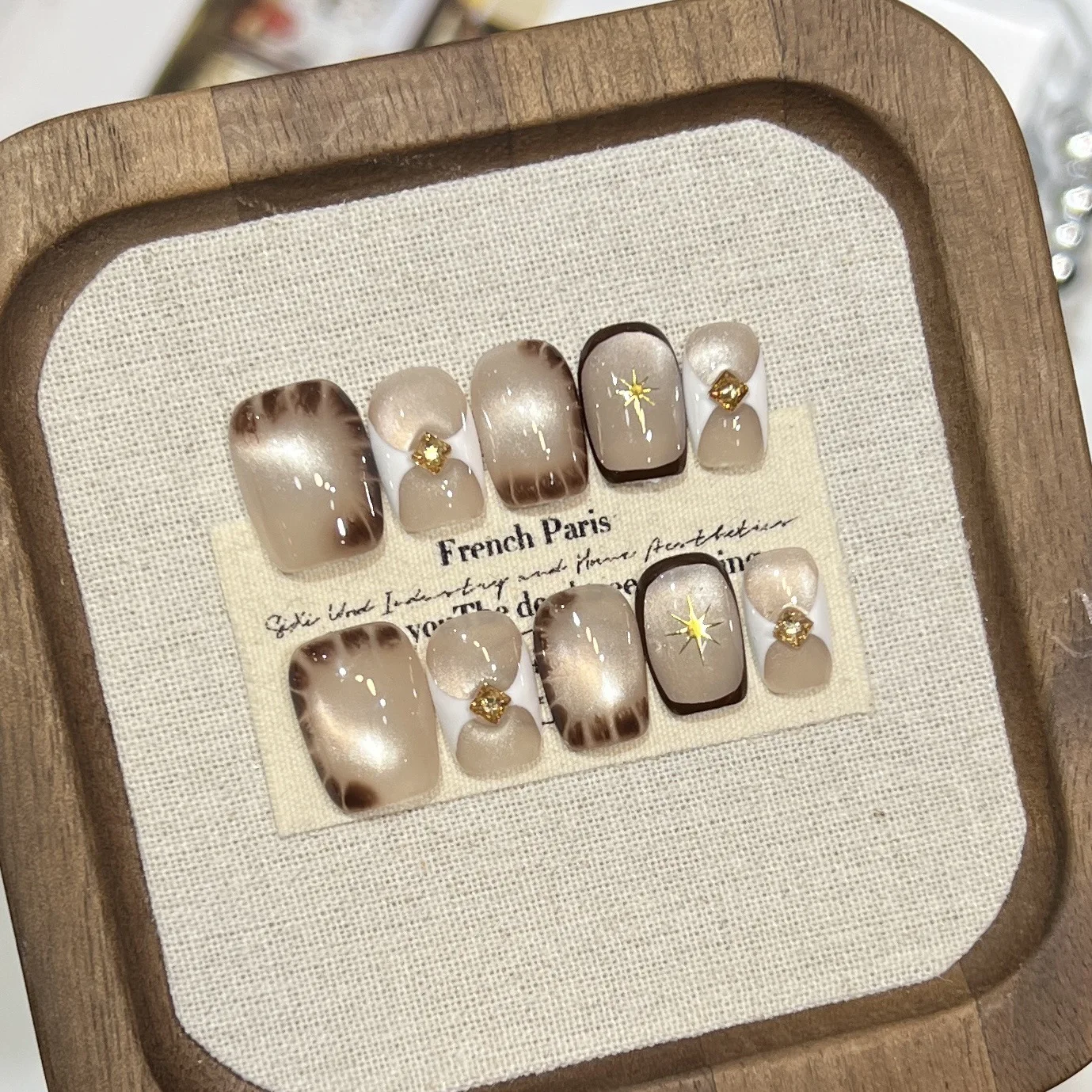 

10 шт., короткие Y2K Press On Nails, блестящие кошачьи глаза, черные пятна, золотая звезда, декор, сладкие крутые накладные ногти, носимые советы по дизайну ногтей