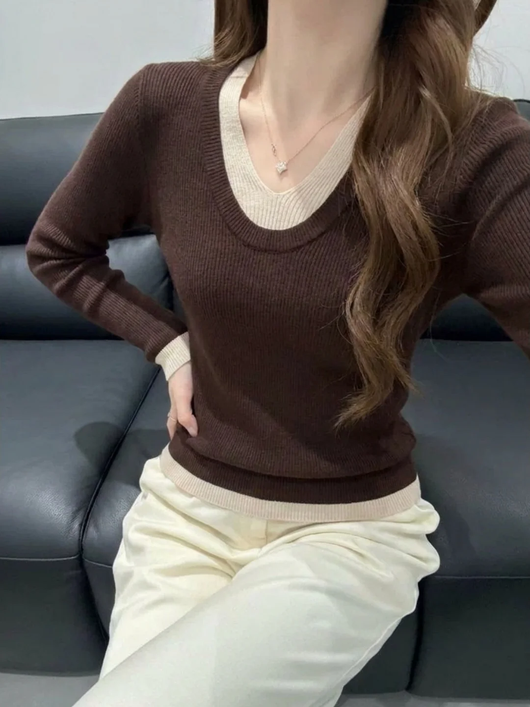 Elegant V-Neck Knitted Top Women's Slim Fit Base Layer Shirt Inner Wear Fashionable Color Block Design Autumn Winter New Style