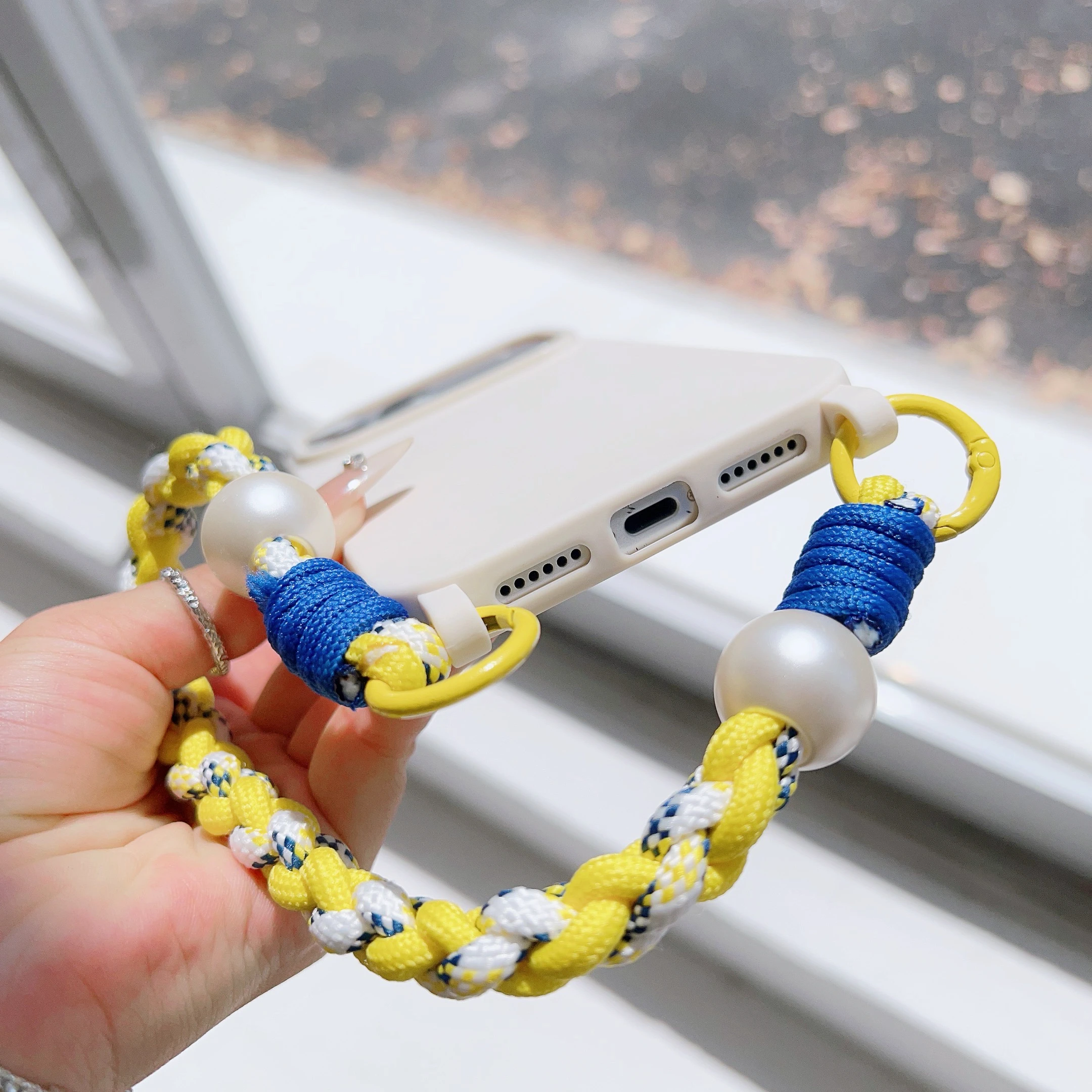 Hand-Woven Lanyard Case Suitable For Iphone 17 Pro Max Phone Case Air /16 Plus Wrist Short Lanyard 15/14/13/12 Pro Case