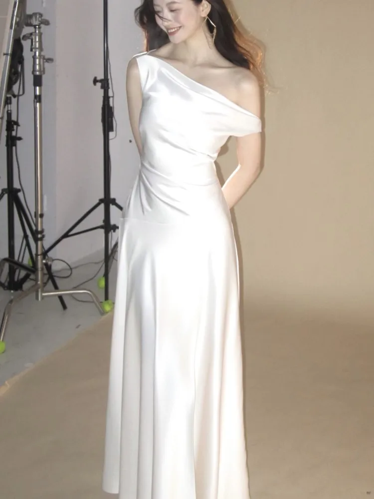 فستان أنيق من الساتان مثير فرنسي Bodycon للمرأة الصيف سوينغ طوق يميل الكتف سبليت رداء حفلة موسيقية الملابس النسائية جديد 2025 #6