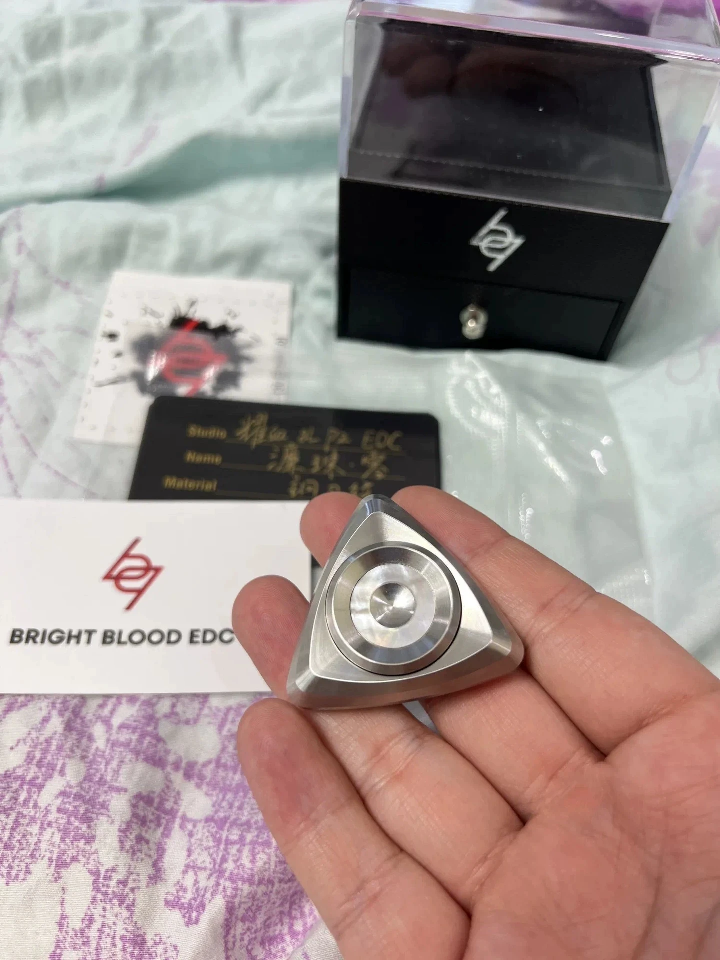 

BRIGHT BLOOD EDC&pzedc Joint Lianzhu Fingertip Top Beimu Lock Very Beautiful