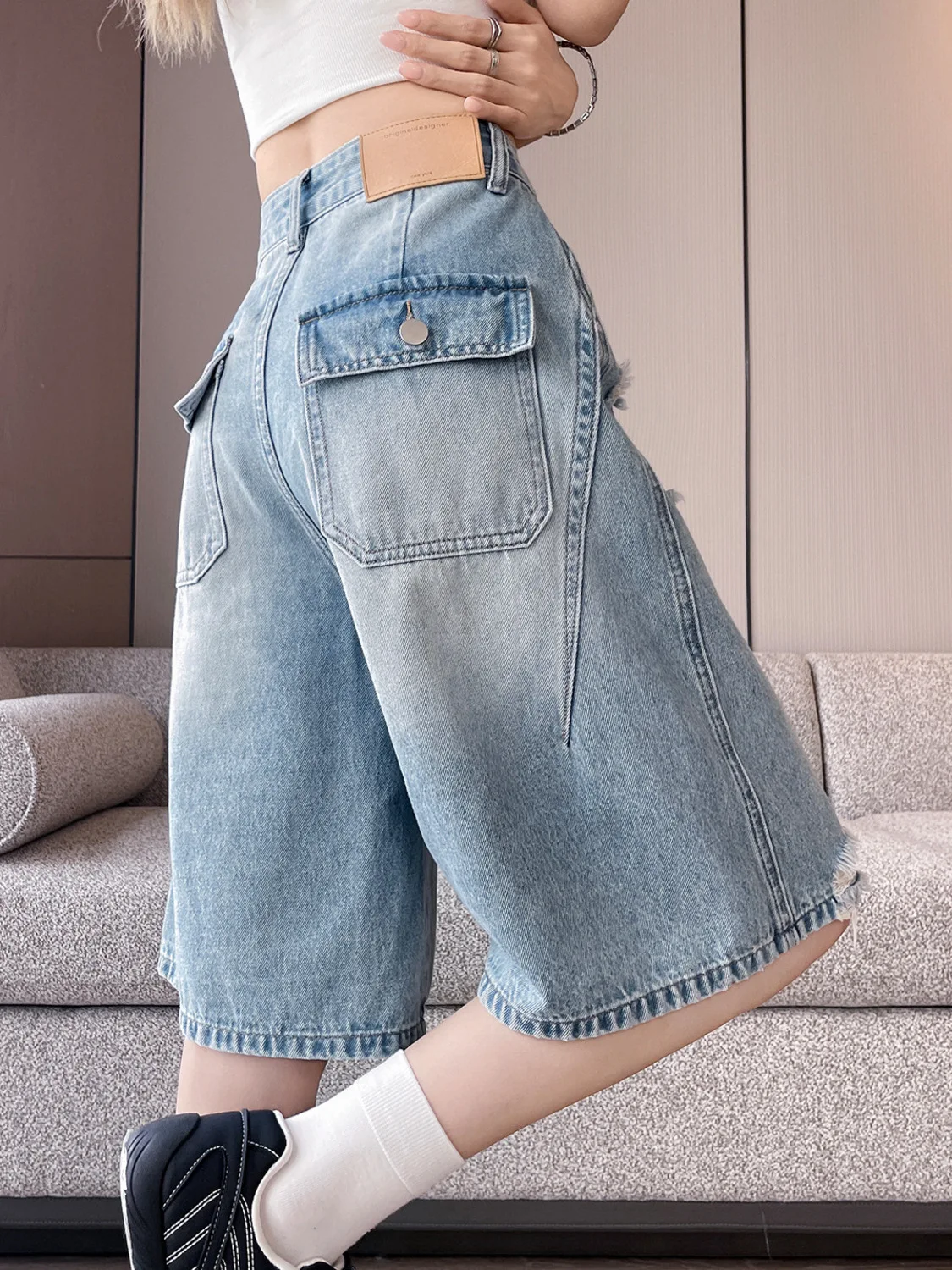 Shorts Bermuda de Mezclilla De - Distressed Jean Rip reseña y precio