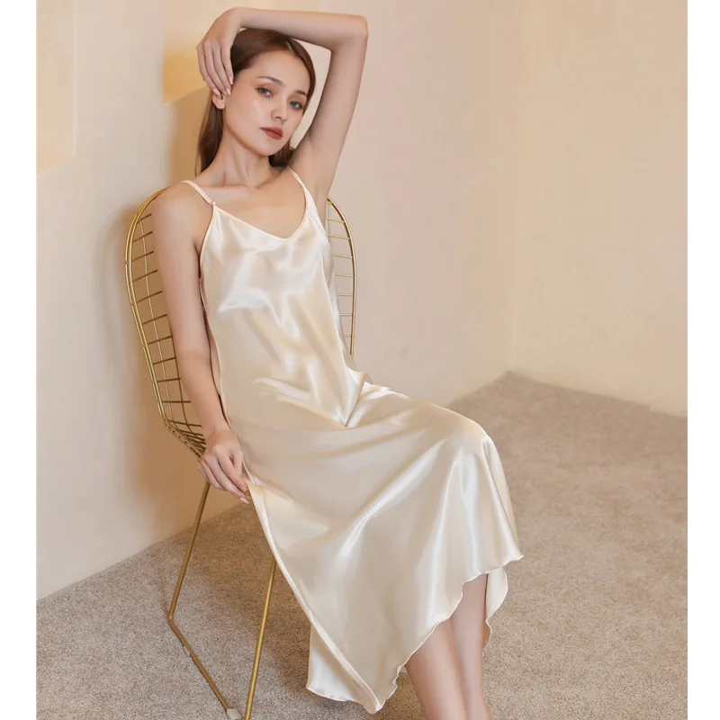 Sukienka plus size, średniej długości, dopasowana, seksowna, z głębokim dekoltem w serek, na ramiączkach, cienka, satynowa, idealna jako okrycie wierzchnie, letnia, damska, transgraniczna.