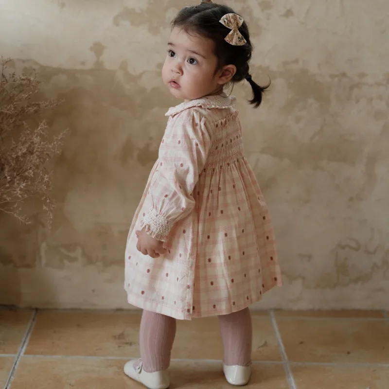 فستان Ins Kids Boutique للفتيات باللون الوردي الفرنسي الحلو من القطن الممشط بياقة الدمية الحلوة للأطفال ملابس الفتيات على شكل زهرة للتدخين