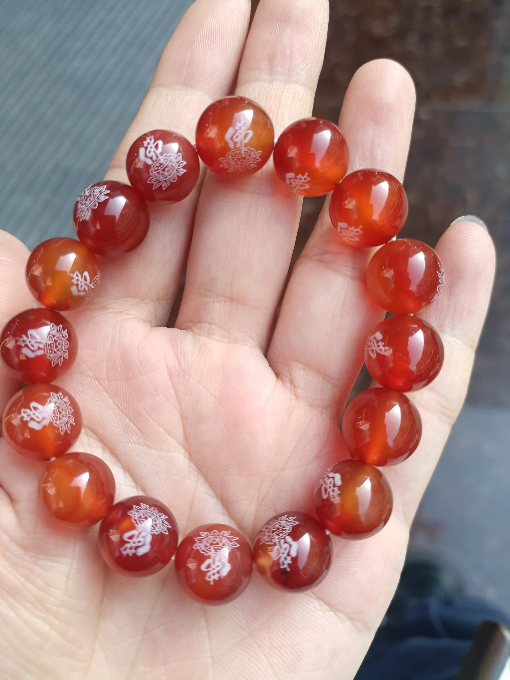 

The exquisite red agate lotus bracelet symbolizes good luck and happiness. It is a perfect gift for family and friends