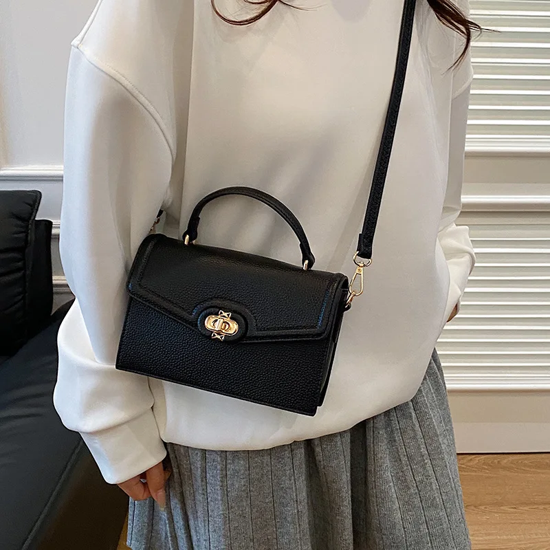 กระเป๋าสะพายข้าง กระเป๋าถือ แฟชั่นใหม่ สไตล์ยุโรปและอเมริกา ย้อนยุค เหมาะสำหรับการเดินทางอเนกประสงค์ สะพายไหล่เดียว ทรงสี่เหลี่ยมเล็ก กระเป๋าผู้หญิง