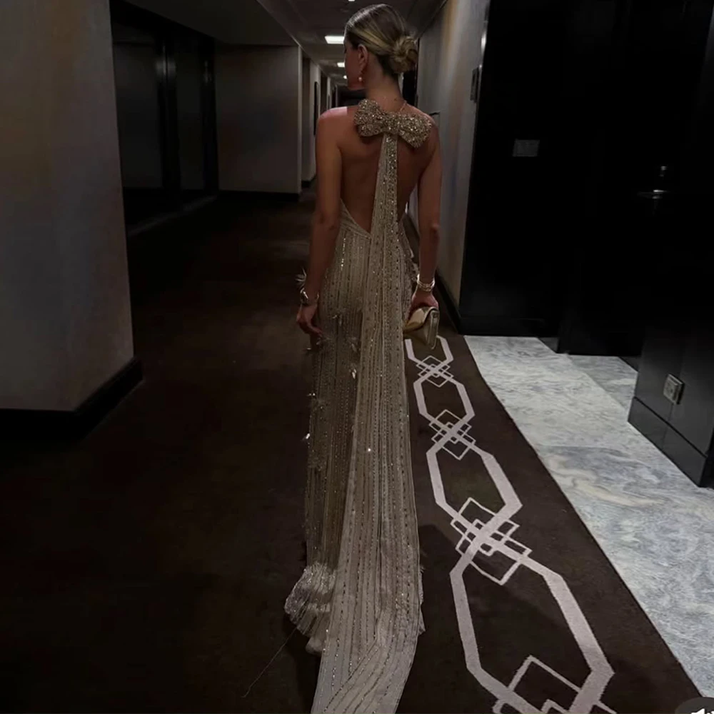 Luxuriöses Neckholder-Abendkleid aus Tüll mit exquisitem Watteau-Schlepp, maßgeschneiderte Partykleider, zartes Cocktailkleid mit Schleife, Pailletten und Perlenstickerei