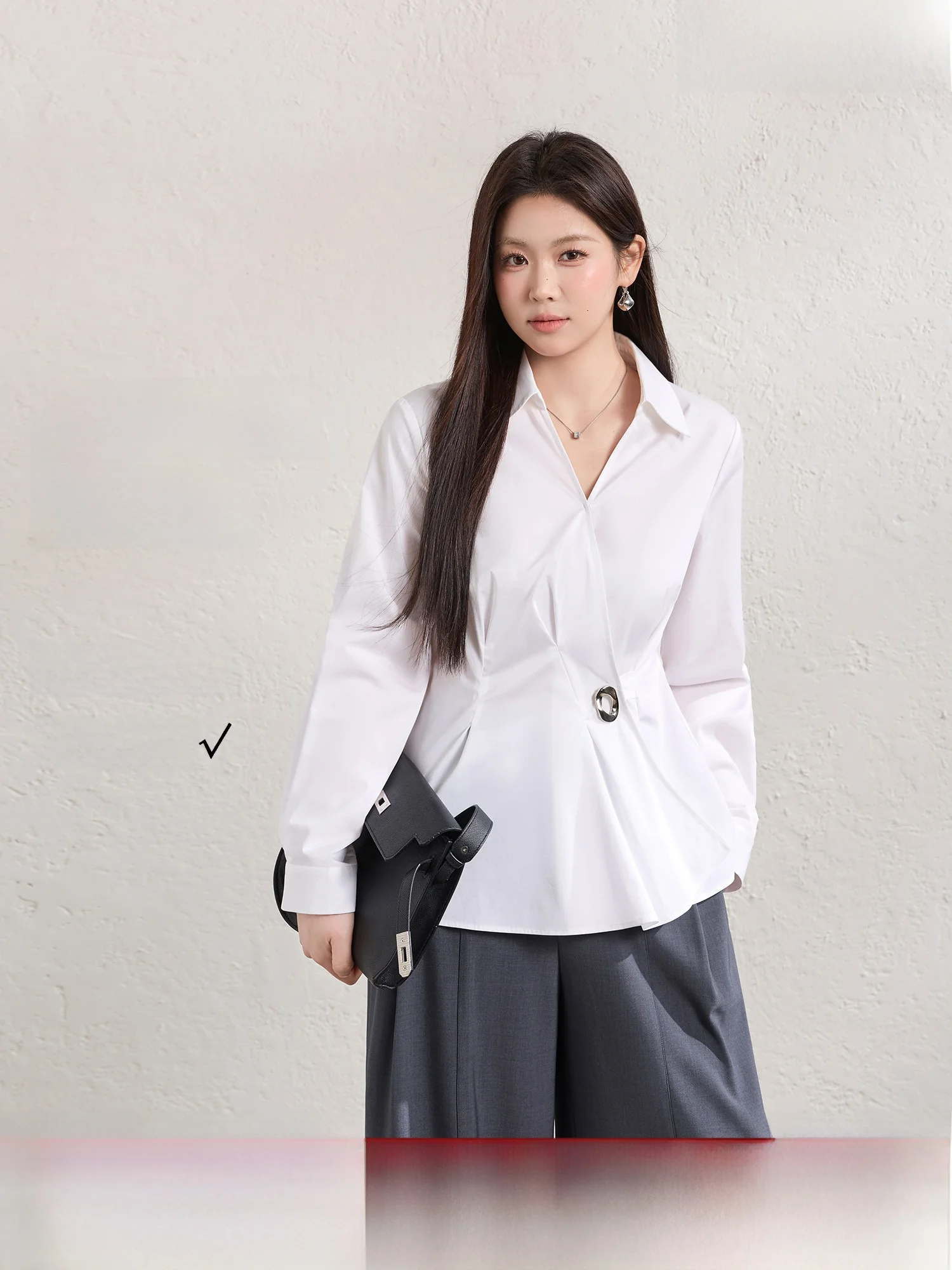 

Новая женская весенняя приталенная блузка с V-образным вырезом, белая, с синим принтом, больших размеров, для офиса, с эффектом утяжки на талии, в интеллектуальном стиле