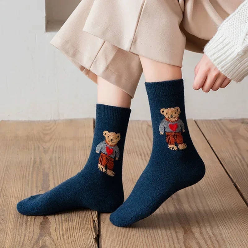 Cartoon mały miś skarpetki damskie jesienne zimowe grube ciepłe skarpetki koreański styl śliczne Kawaii Harajuku designerskie modne skarpetki damskie
