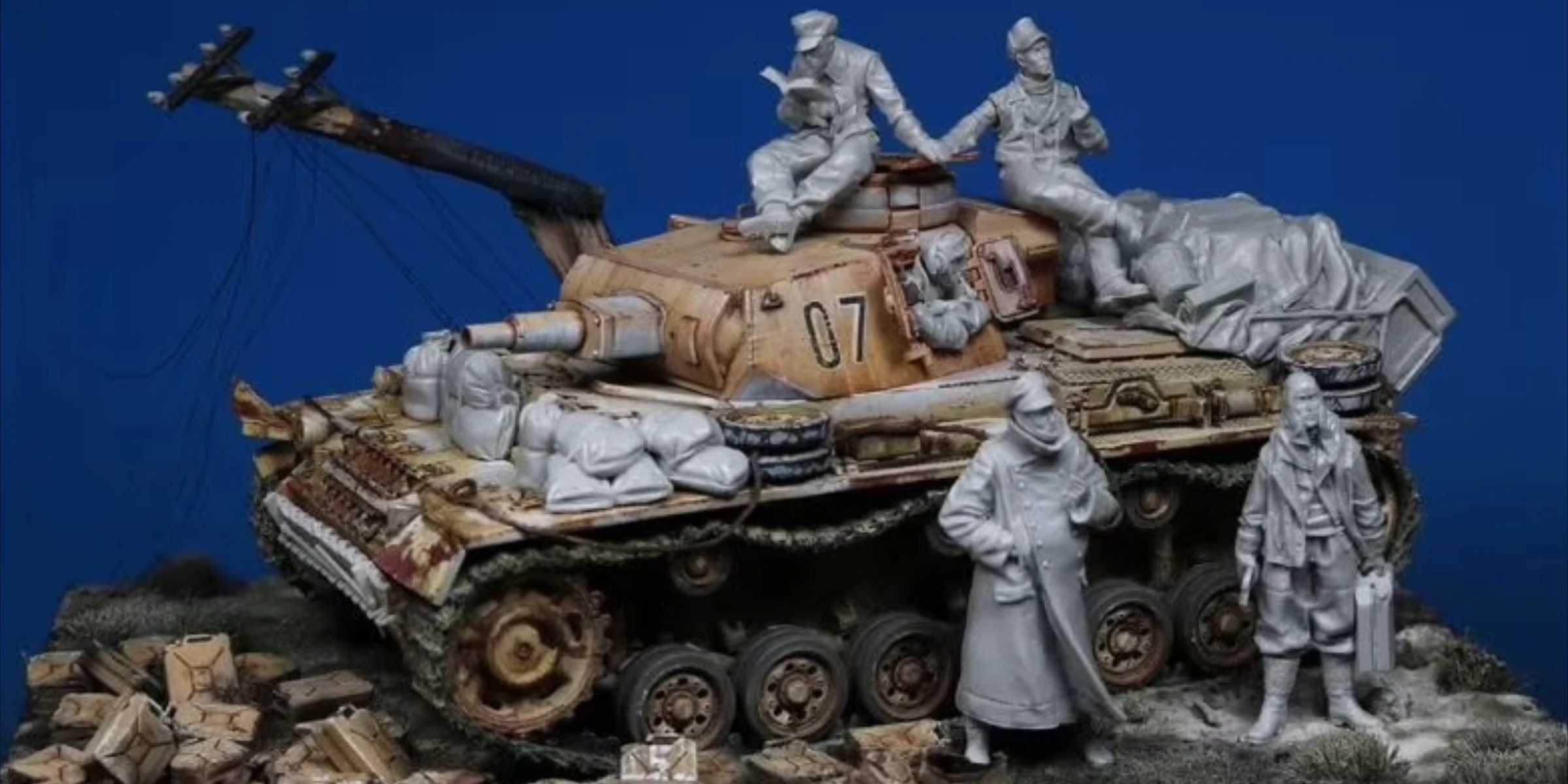 1: 35 Casting Resin Model Kit Tank Stacks 4 Characters Grey Model Scene Layout Toy Model