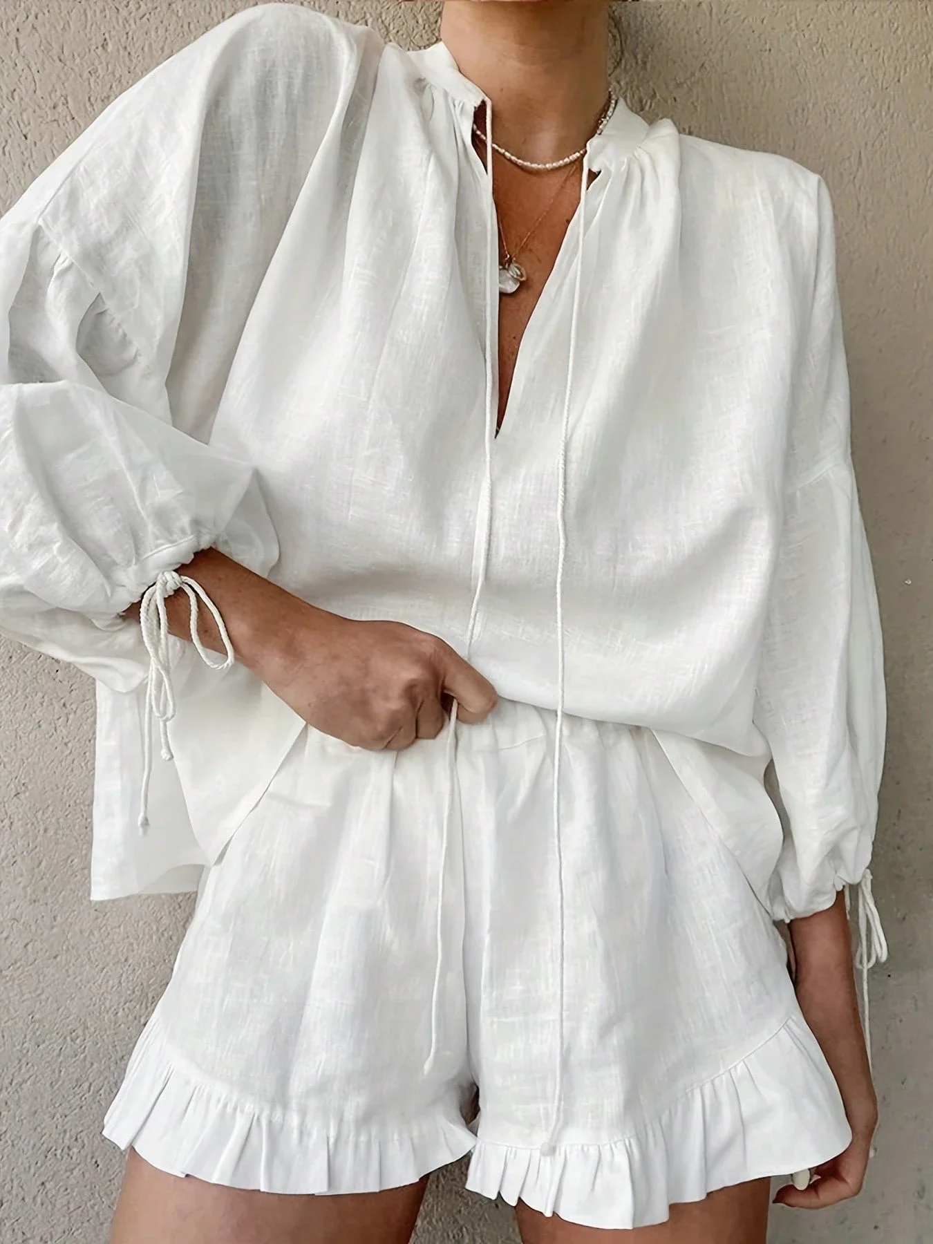 

Women White 2pcs Set Loose V-Neck Long Sleeve Top With Ruffle Shorts Loungewear