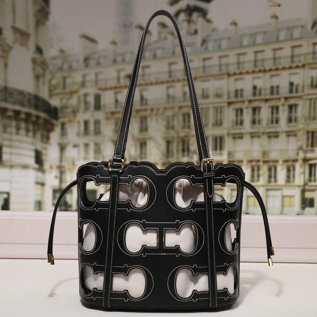 

Women High End Brand Handbag Fashion Hollow 2026 New Large Capacity Simple Shoulder Bag