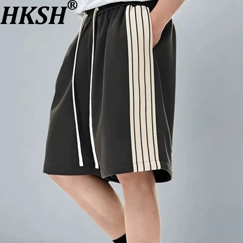 

HKSH Summer New Men American Style Straight Casual Sports Shorts Striped Patchwork Drawstring Elastic Waist Loose Capris HK19001