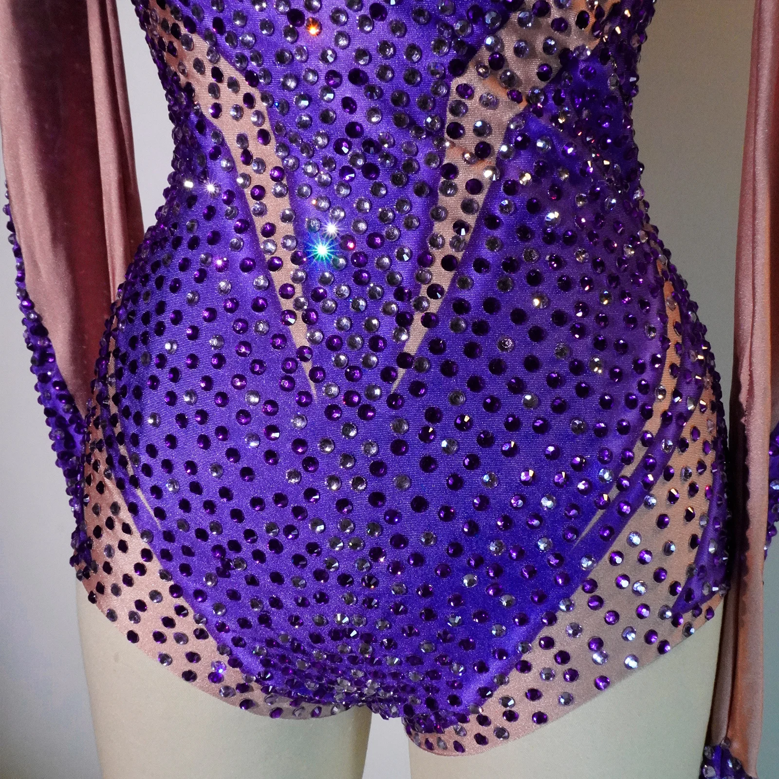 Traje de fiesta de diamantes de lujo, mono morado Sexy de alta elasticidad, leotardo con diamantes de imitación brillantes, cantante de baile, espectáculo de escenario de cristal