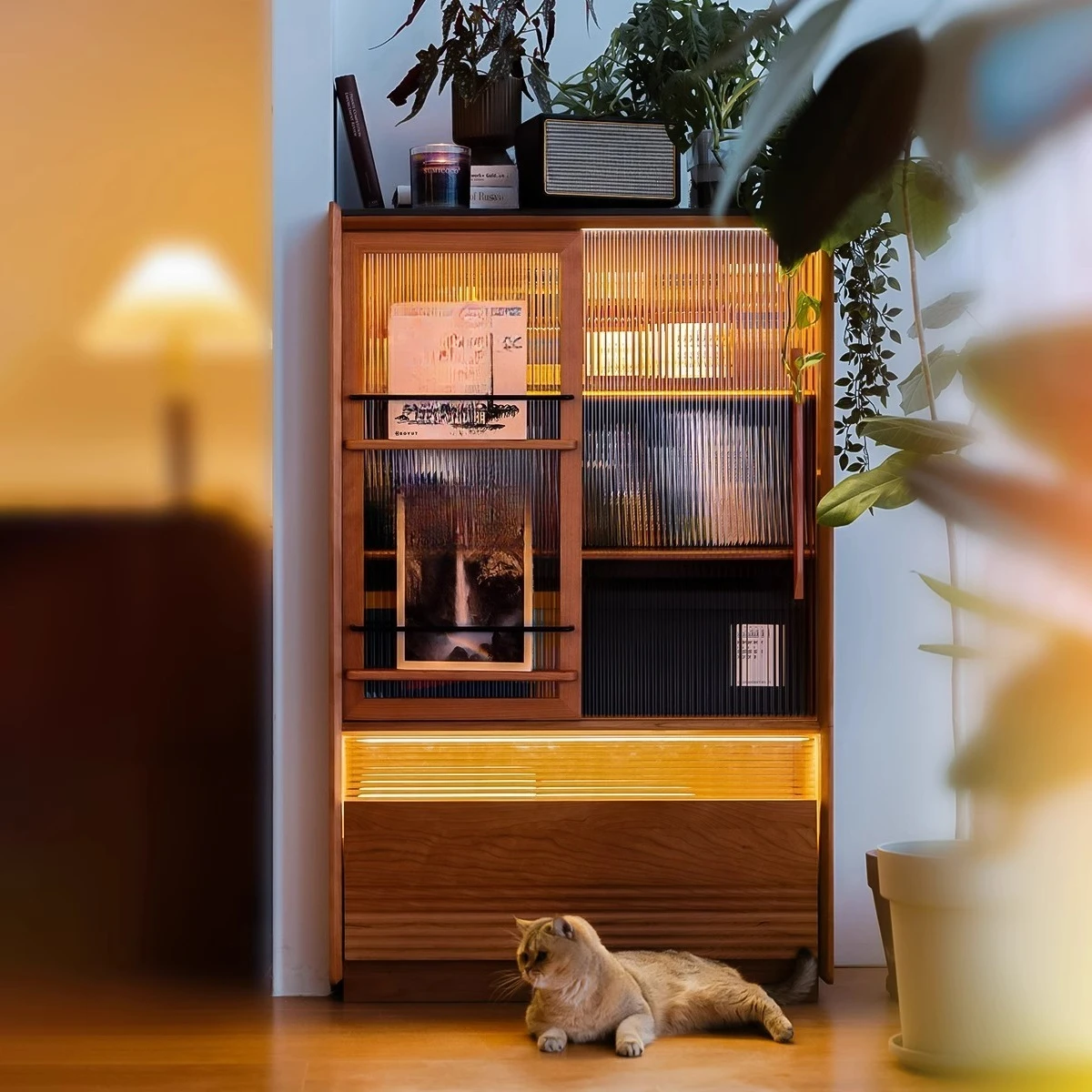 خزانة جانبية صخرية، خزانة تخزين بجوار خزانة تلفزيون، خزانة تخزين من خشب الكرز في غرفة المعيشة، خزانة من الخشب الصلب مقابل